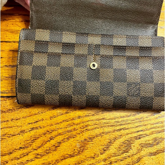 Louis Vuitton Damier Pattern wallet - Picture 5 of 11